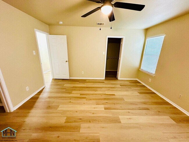 Building Photo - Big & Beautiful 5 bed/3.5 bath 2 Story hom...