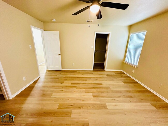 Building Photo - Big & Beautiful 5 bed/3.5 bath 2 Story home that's conveniently located to Randolph AFB