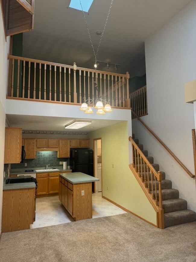Building Photo - End Unit 2 Bed, 2 Full Bath, 2 Car Garage with Loft and Vaulted Ceilings