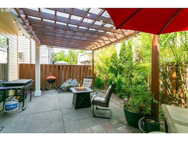 Building Photo - Beautiful 3 bedroom Home with Large Living...