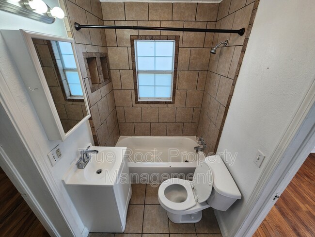 Building Photo - 1112 E Corona St