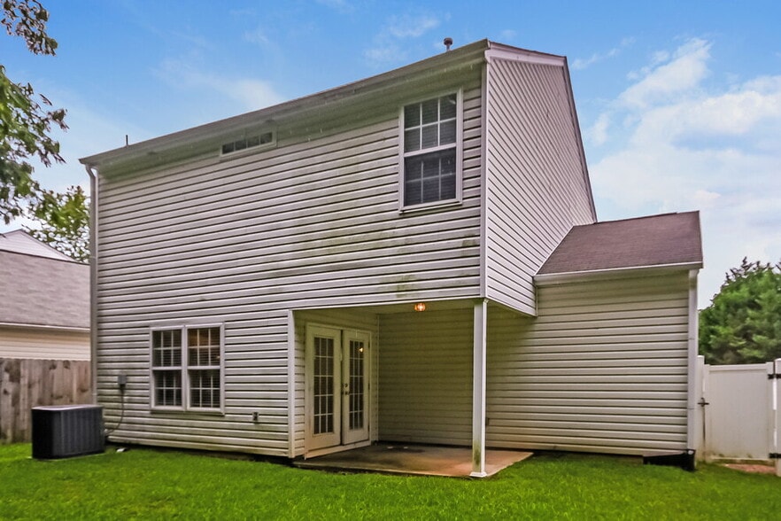 Building Photo - 213 Oak Grove Way