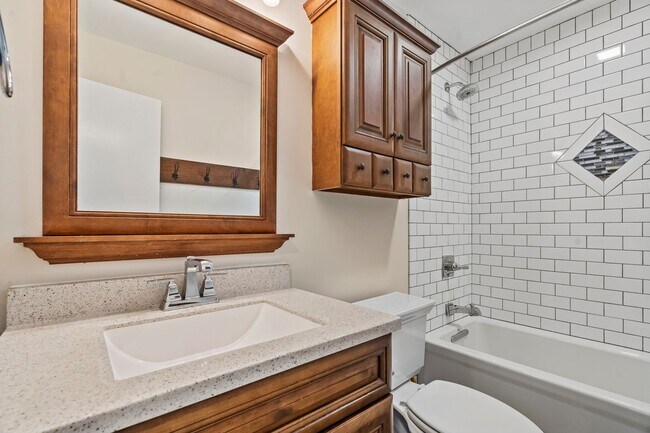 Building Photo - Beautifully Renovated 4 Bed/ 2 Bath with 2...