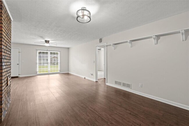 Building Photo - 213 Poplar St