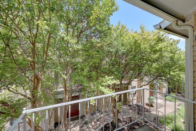 Building Photo - 802 Banister Ln
