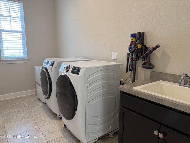 Building Photo - 168 Bronson Pkwy