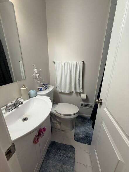 Building Photo - 3833 Baring St