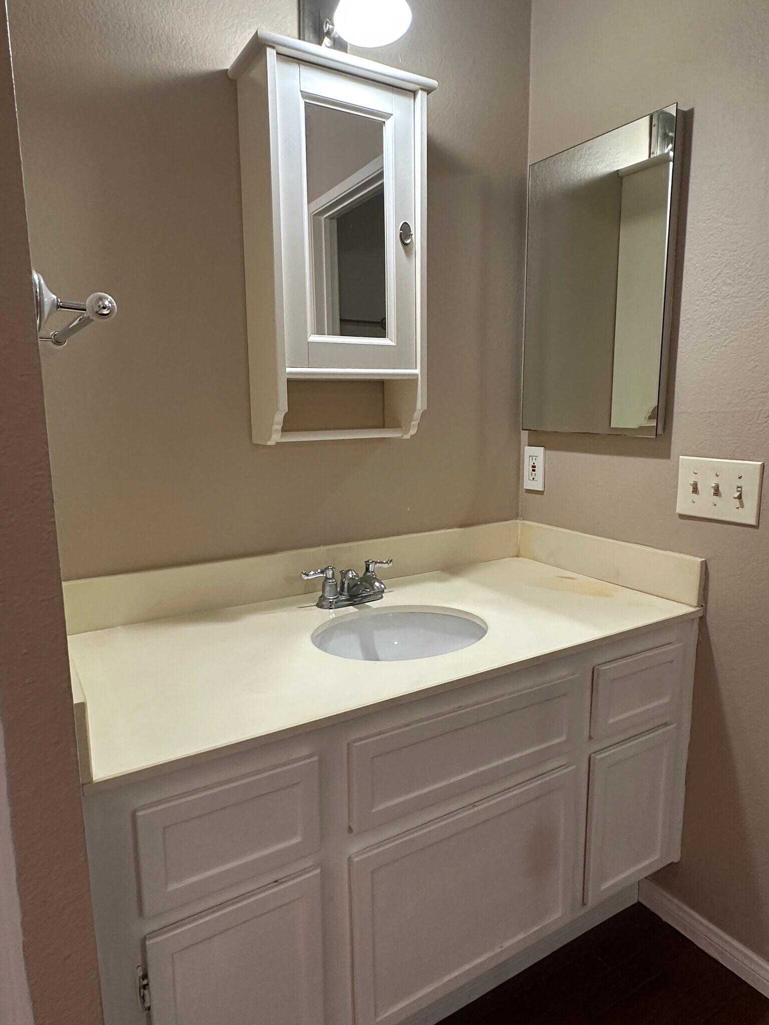 Building Photo - 10970 Summerdale Way