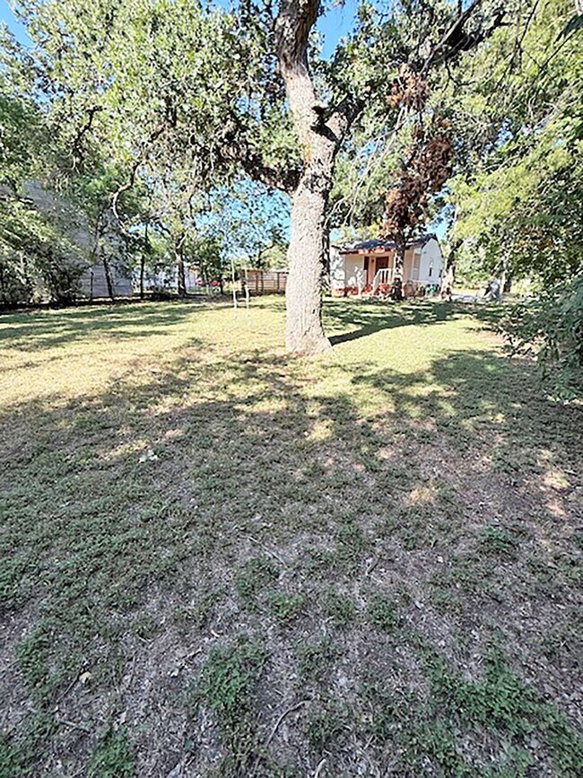 Building Photo - NIce 2 Bdrm 1 Bath Home near UNT and I-35E...