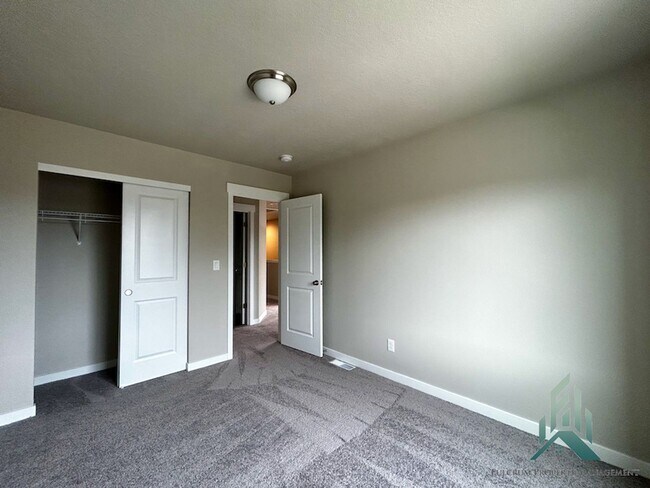 Building Photo - 5905 NW Torchcrest Pl