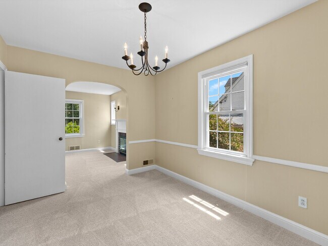 Building Photo - Classic Charm in Arlington