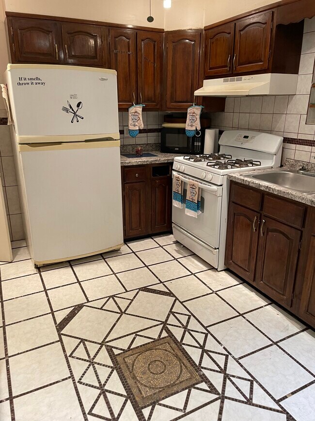 Kitchen - 924 Fulton St