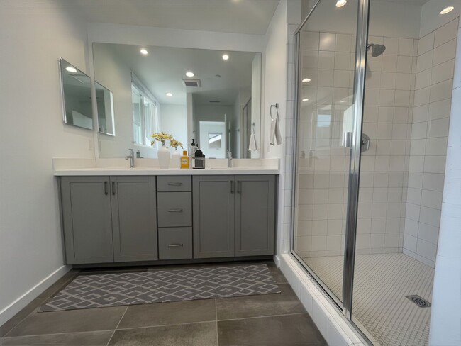 Building Photo - Luxury 2 story Condo in Ventura with garage