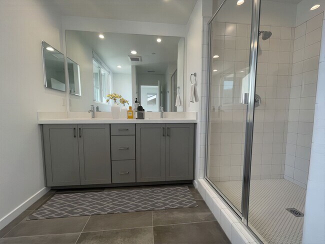 Building Photo - State of the Art, 2 bed 2.5 bath Luxury Condo in Ventura!