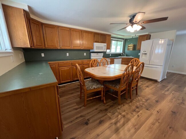 Building Photo - Newly Renovated 3 Bed/1 Bath Single Family...
