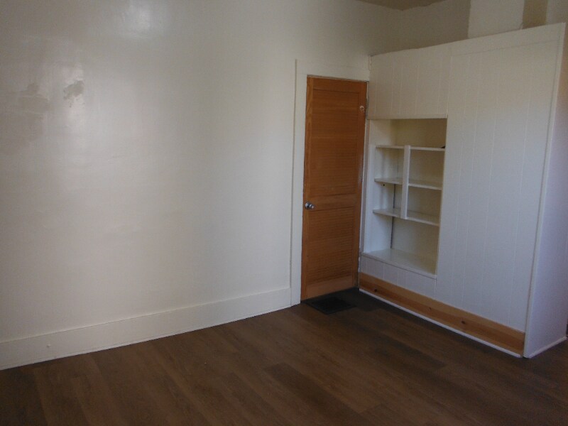 Building Photo - 1418 Woodland Ave NW