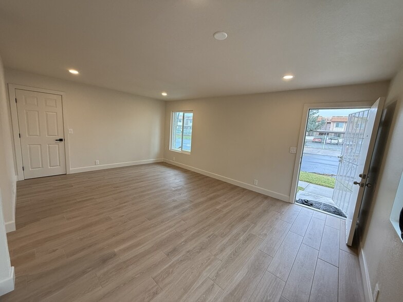 Building Photo - 28240 Via Princesa