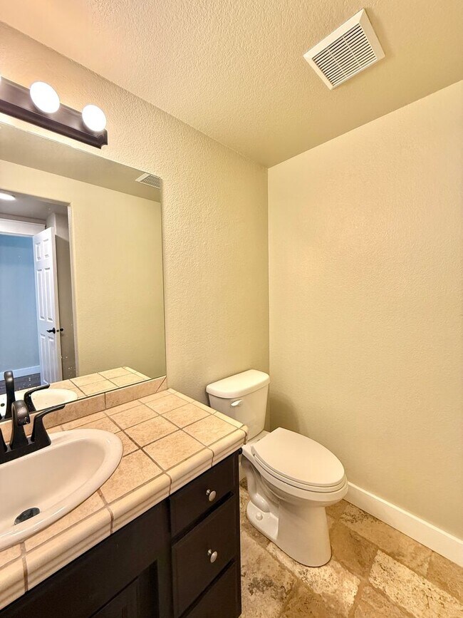 Building Photo - 901 Manzanita Dr