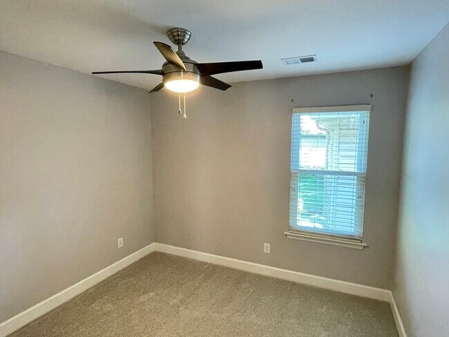 Building Photo - Hickory Hills home with fenced yard and deck!