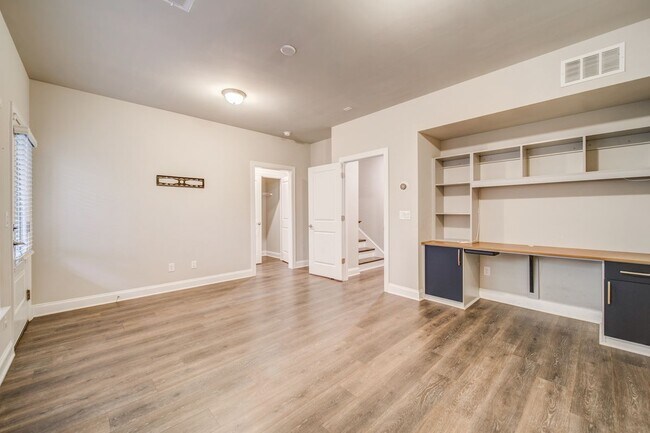 Building Photo - 1363 Harris Way S