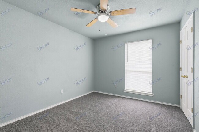 Building Photo - 702 N Walnut St