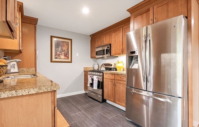 Building Photo - 4 Bed and 2 Bath Beautiful Bellevue Single...