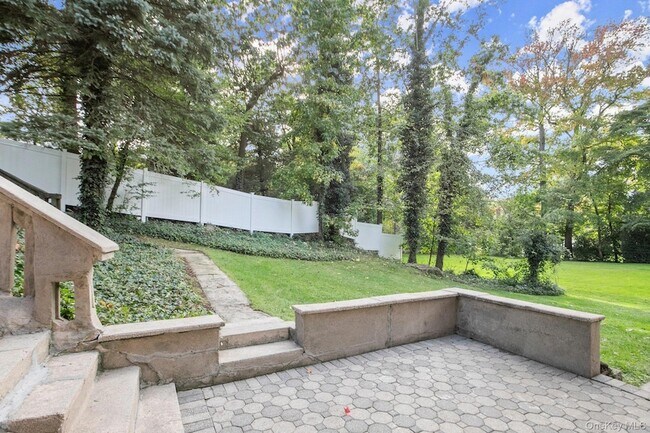 Building Photo - 1341 Pelhamdale Ave