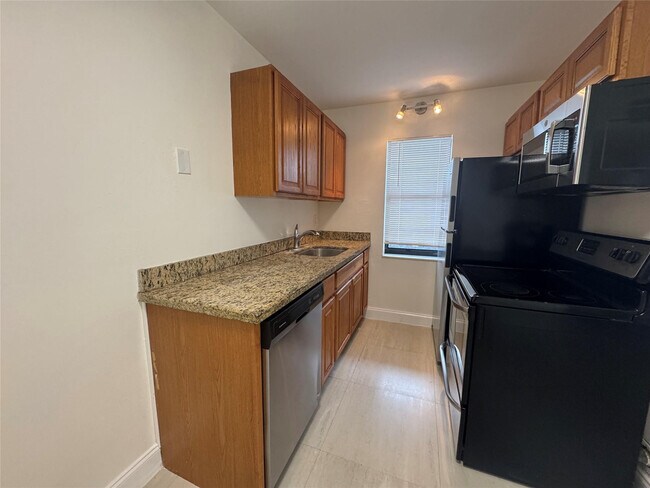 Building Photo - 607 NE 29th Dr