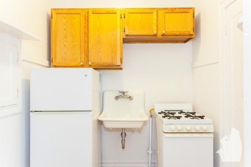 Building Photo - 2536 N Sawyer Ave