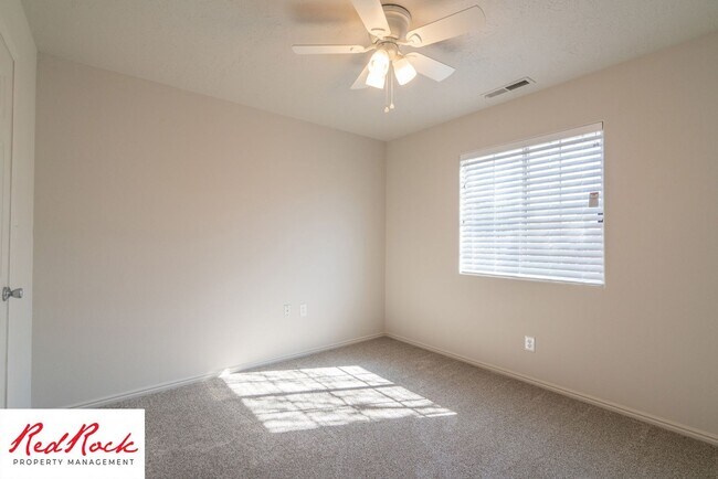 Building Photo - Spacious 3 Bedroom Single-Level Home in Bl...