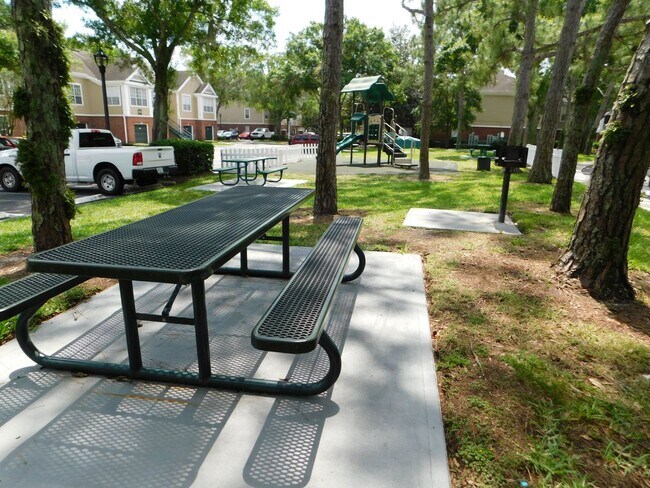 Building Photo - Renovated Ground Floor 2 Bed 2 Bath Condo....