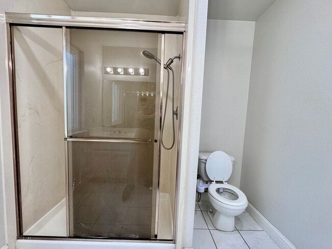 Building Photo - NOW AVAILABLE - 4 BED, 3 BATH, 2 CAR GARAG...