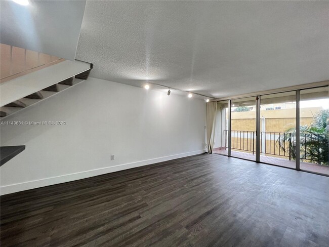 Building Photo - 9210 Fontainebleau Blvd