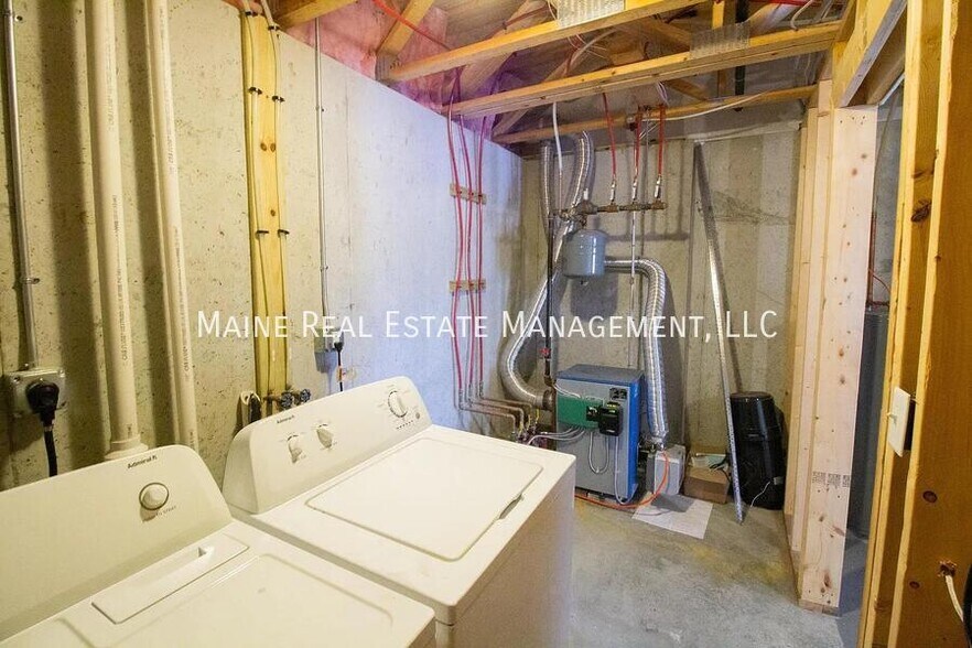 Building Photo - 44 River Village Dr