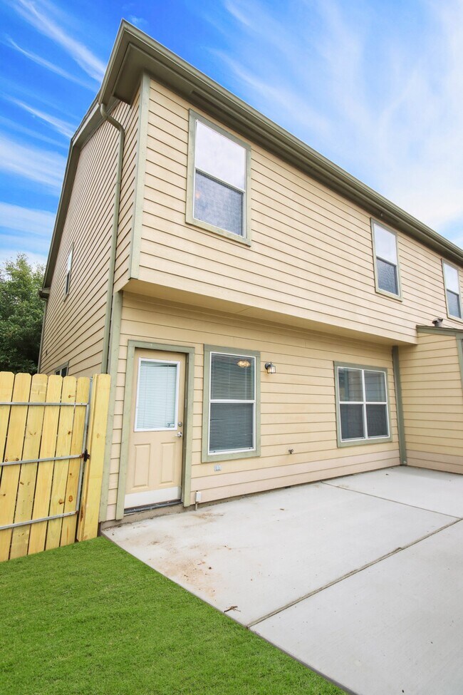 Building Photo - 23611 Wildwood Green Way