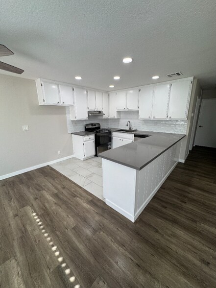 Primary Photo - 623 E Cedar Ave