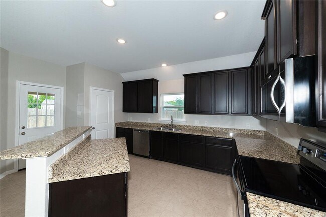 Building Photo - 1349 Twin Estates Dr