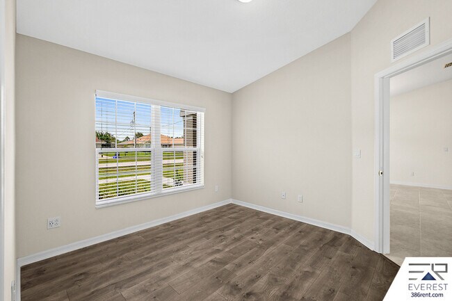Building Photo - 10 Lysander Ln