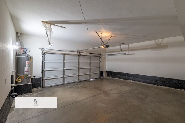 Building Photo - Bright Townhome in Sunset Community with Garage | Chino Valley USD