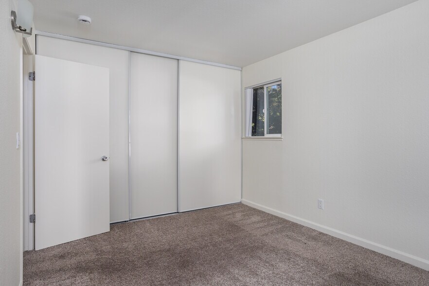 Huge closet space in bedroom - 140 Reflections Dr