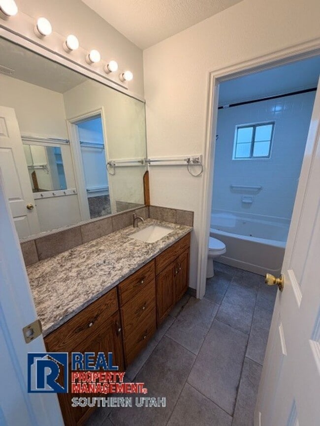 Building Photo - River Road Townhome