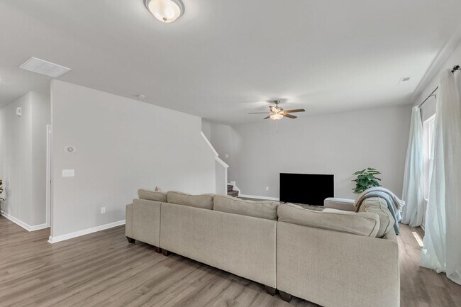 Building Photo - Spacious 3-Bedroom Home for Rent in Knight...