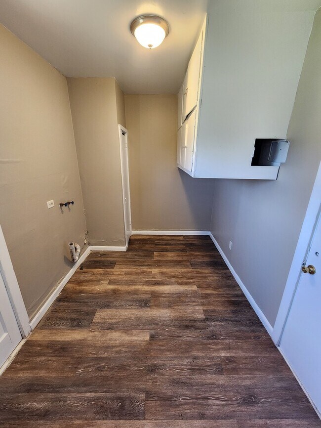 Building Photo - 3 bed 2 bath home with 1 car garage