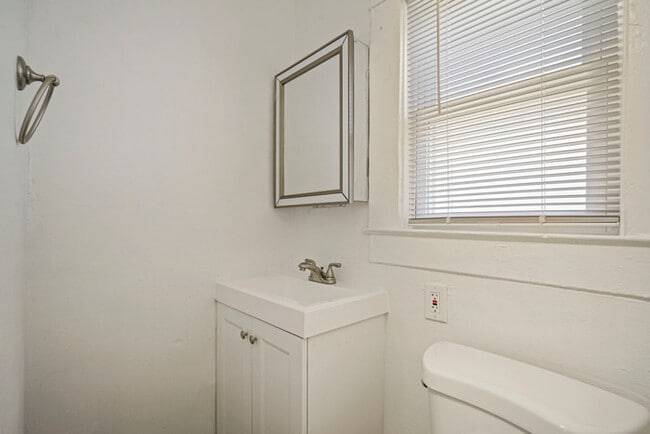 Building Photo - Charming 3 Bedroom Home Near Broadway | Spacious Layout | Prime Sacramento Location
