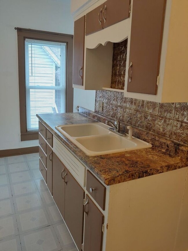 Building Photo - 824 Huestis Ave