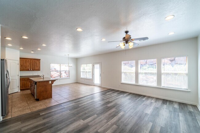 Building Photo - 1210 W Indian Hills Dr