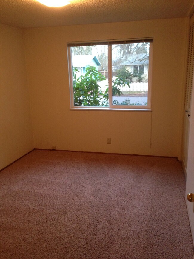 Building Photo - 3 bedroom home with large bonus room and f...