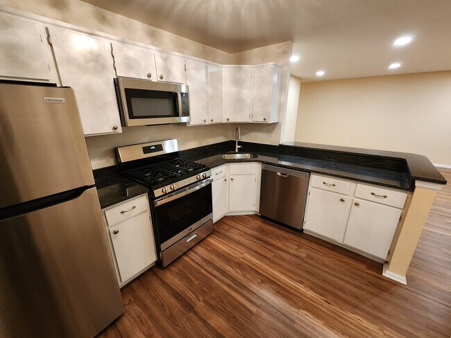 Building Photo - 33 Cypress Ct