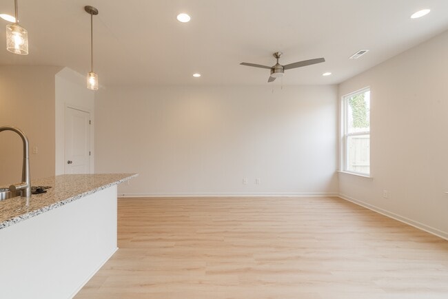 Building Photo - 2719 Capitol Dr