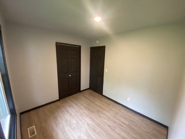 Building Photo - 908 Shasta Dr